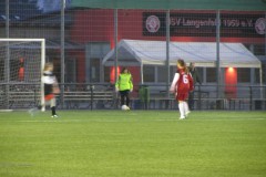 Sarina-bringt-den-Ball-ins-Spiel